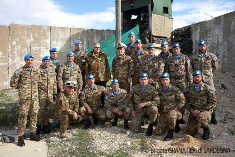 Il Ministro della Difesa Mario Mauro e Capo di Stato Maggiore della Difesa Ammiraglio Luigi Binelli Mantelli con alcuni uomini del contingente