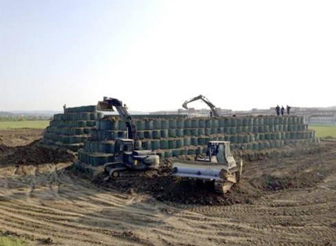 Personale e mezzi dell'Esercito impegnati nella realizzazione del terrapieno di 12 metri