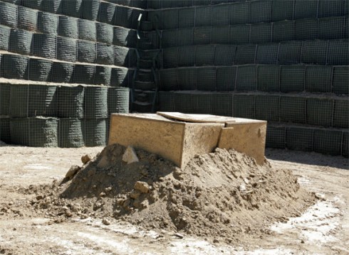 L'ordigno posto in sicurezza all'interno del terrapieno innalzato dal 2° Reggimento Genio Guastatori