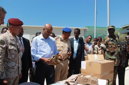 Il Primo Ministro esamina il materiale d'equipaggiamento