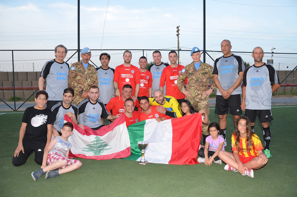 Partita di calcio a cinque CSS BN - Media locali CONSEGNA DELLA COPPA GEN. POLLI al centro (2)