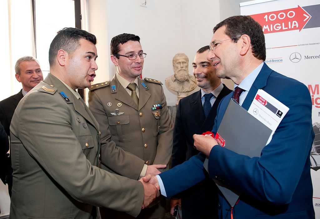 L'equipaggio dell'esercito 1000 Miglia 2014, Daniele Repola e Maurizio Lacanale  con il sindaco di Roma Ignazio Marino