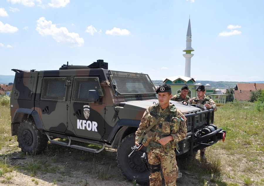Lancieri di Montebello con VTLM Lince in assetto da controllo della folla
