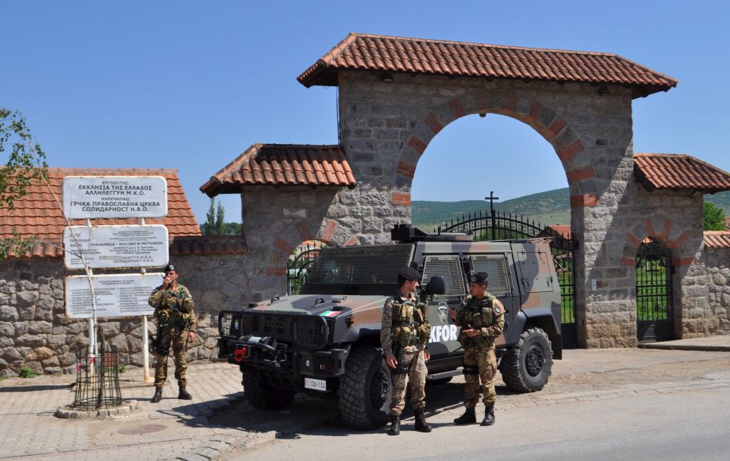 Lancieri di Montebello in attività di monitoraggio presso il Monastero di Gracanica