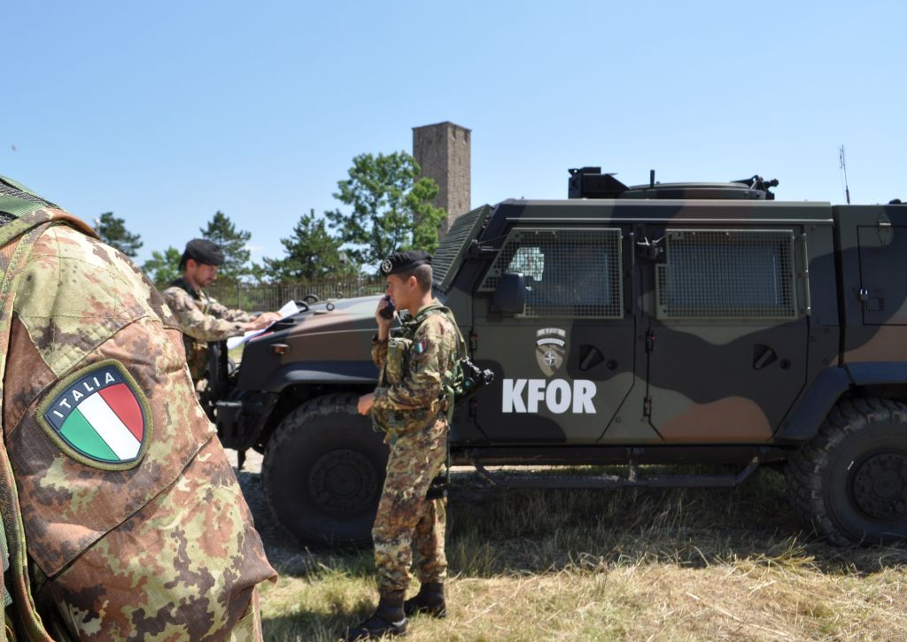 Lancieri di Montebello in attività di pattuglia presso il Monumento del Gazimestan