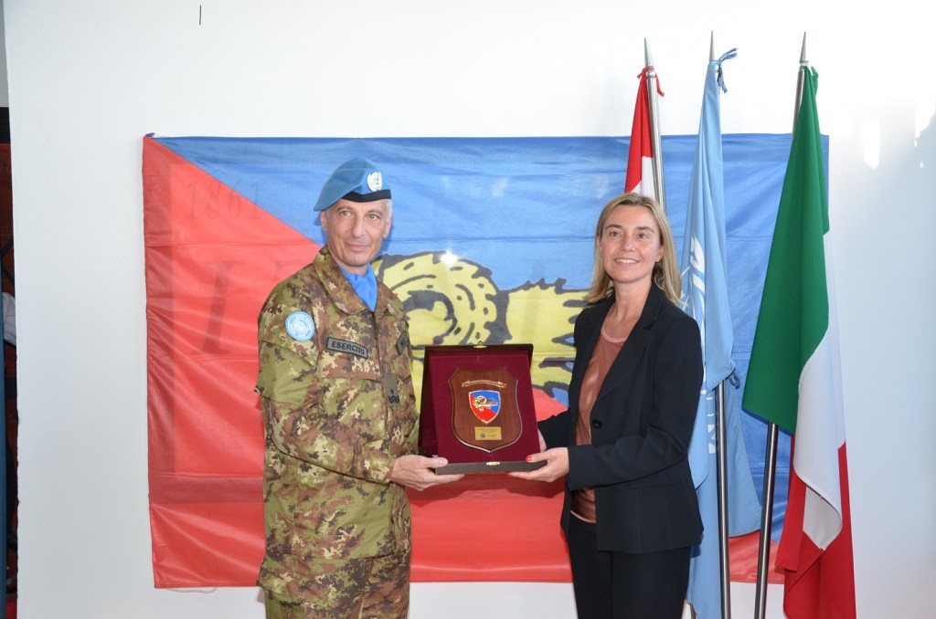 Il generale Fabio Polli dona crest della brigata Ariete al ministro Mogherini