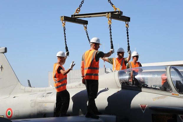 Gli specialisti al lavoro per fissare i cavi dell'autogrù