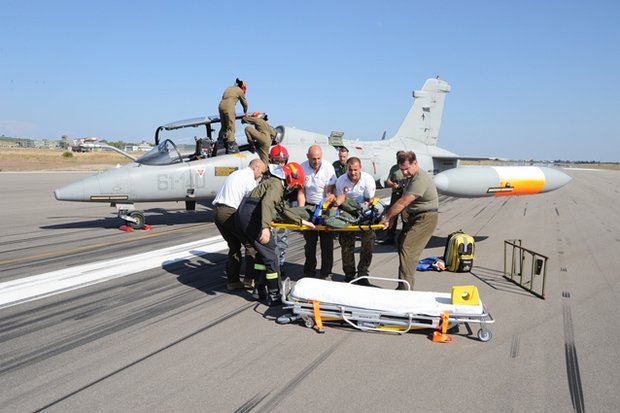 Il pilota viene portato sulla barella