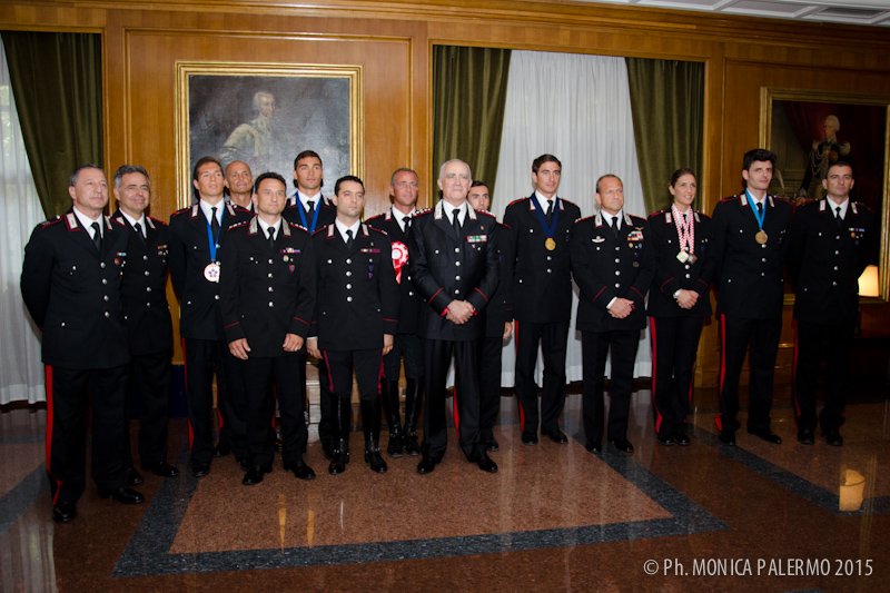 Il generale Tullio Del Sette con gli atleti premiati