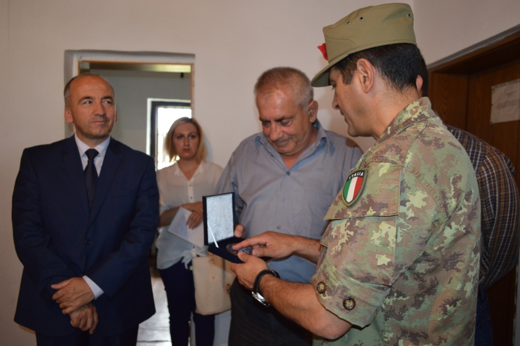 Il generale Figliuolo consegna un dono al sig. Petrovic