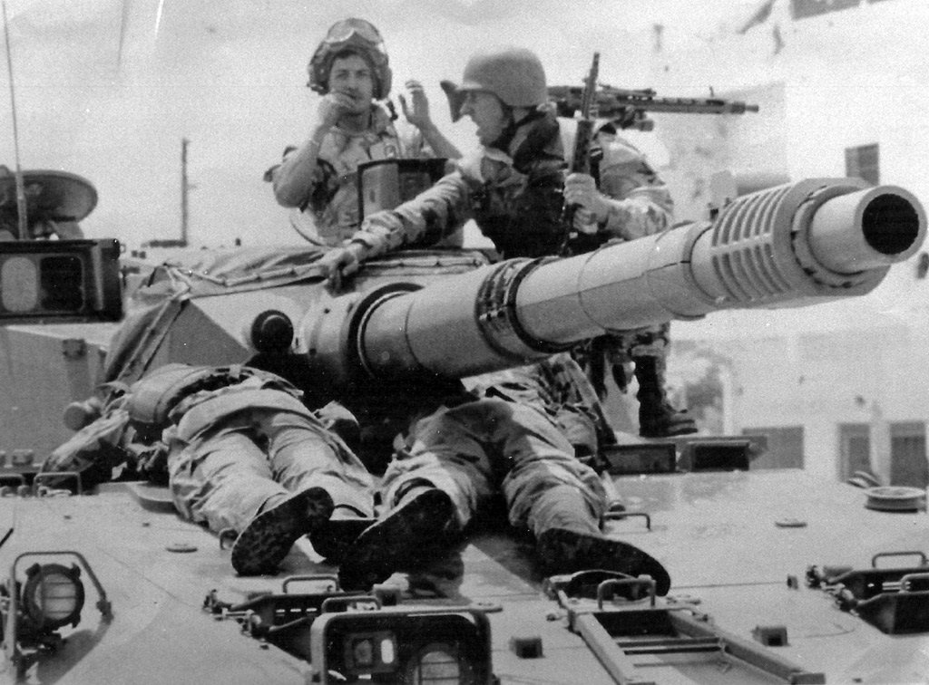 Mogadiscio, Somalia, 2 Luglio 1993 - L'allora Capitano Emilio Ratti soccorre e porta in salvo due feriti su una Centauro durante gli scontri al Checkpoint Pasta