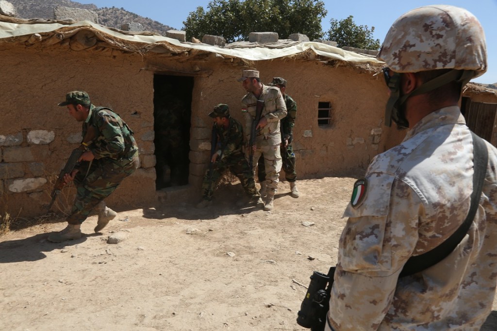 I Peshmerga si muovono in centro abitato