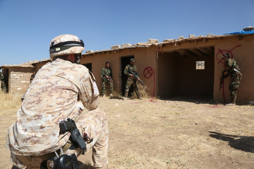 I Peshmerga si muovono in centro abitato