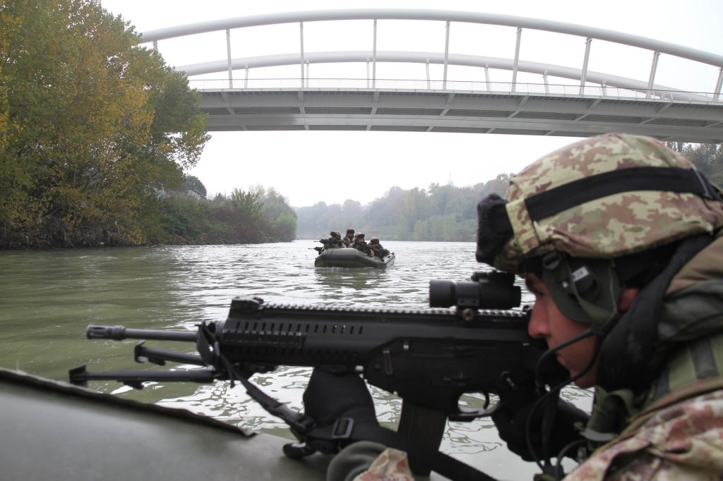 Fiume Tevere - Pattuglia fluviale area Ponte della Musica 