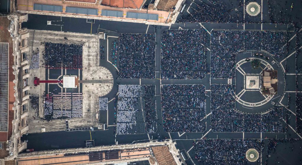 Città del Vaticano Da un elicottero della Polizia di Stato veduta aerea di San Pietro con i fedeli arrivati per l’inaugurazione del Giubileo in occasione dell’apertura della Porta Santa 2015-12-08 © Massimo Sestini per la Polizia di Stato. 