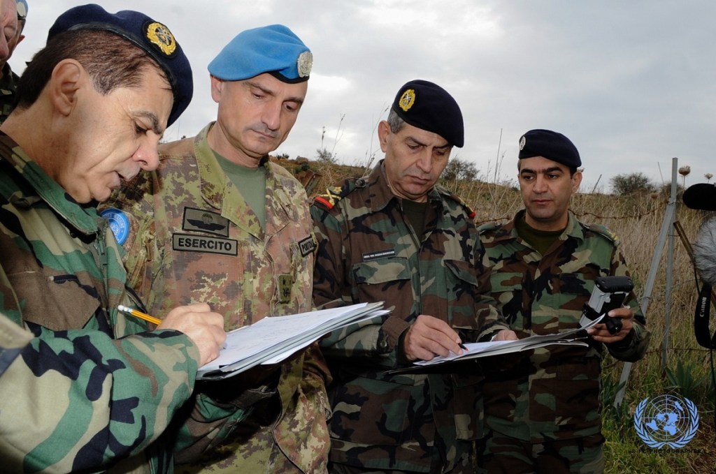 Il gen. Portolano con i rappresentanti delle Forze Armate Libanesi durante l'attivita' di demarcazione della Blue Line