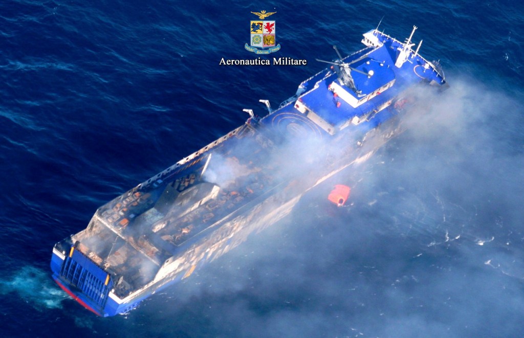 Il traghetto in fiamme con un elicottero che tenta un recupero