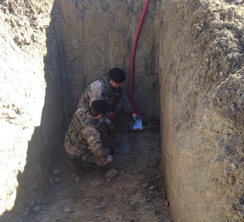 Artificieri del Genio preparano le cariche