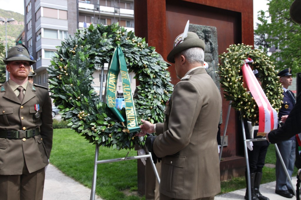 Onori in piazza Adriano