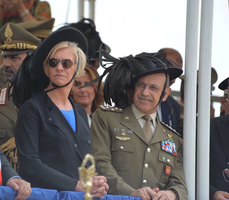 Il ministro Pinotti e il capo di SME indossano la Vaira