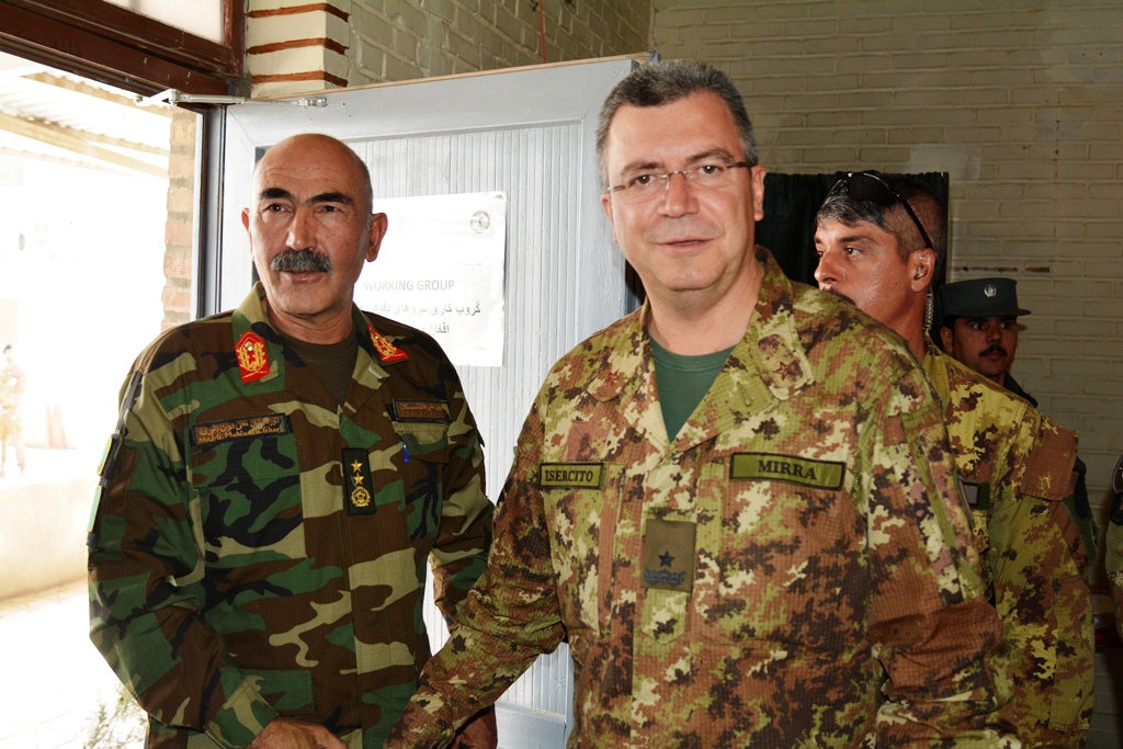 Comandante TAACW con il comandante del 207 corpo d'armata
