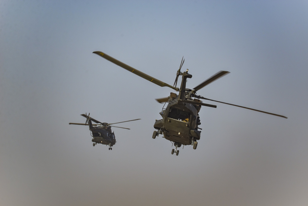 NH 90 in volo con il personale del 66 Reggimento e il personale recuperato