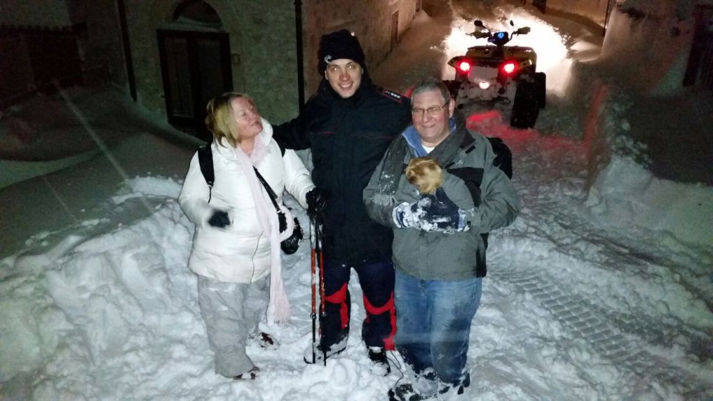 Norcia, emergenza neve: carabinieri salvano due coniugi inglesi rimasti&nbsp;isolati