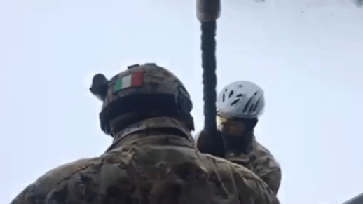 Alpini Paracadutisti raggiungono paese isolato da giorni scendendo tramite fune da un&nbsp;elicottero