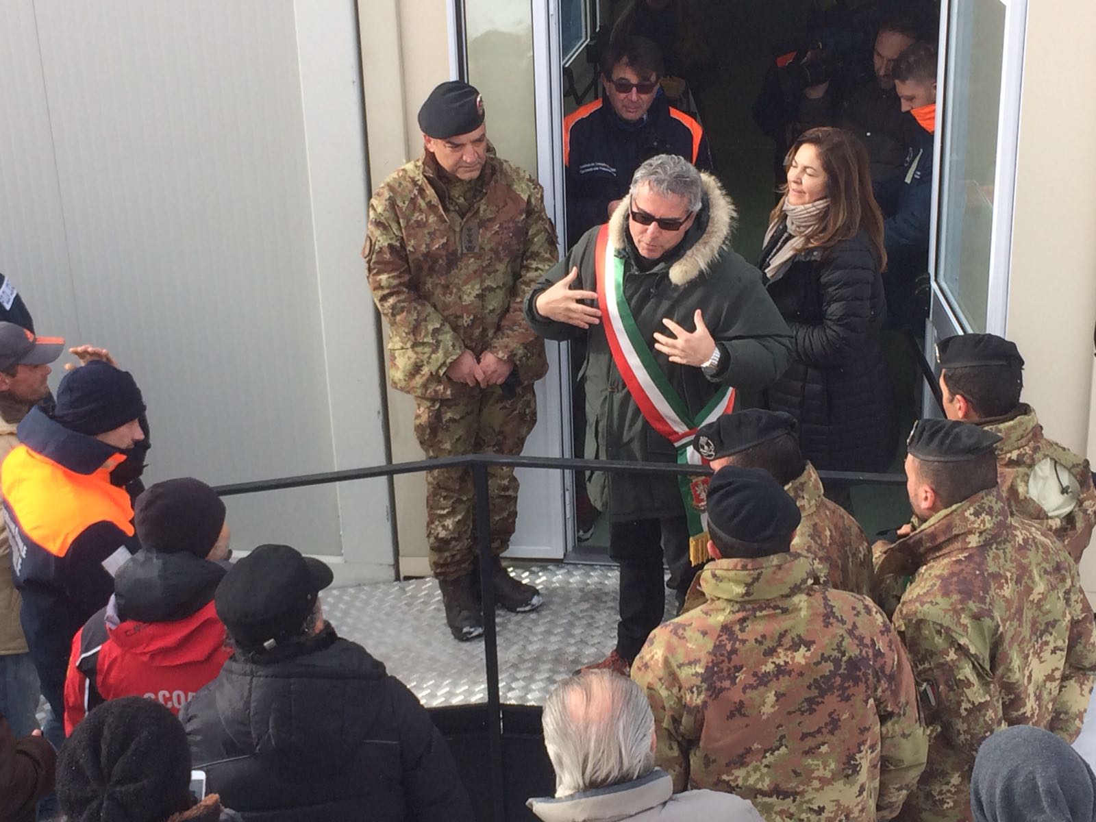 sismacentroitalia-consegna-container-norcia-il-sindaco-si-rivolge-ai-partecipanti