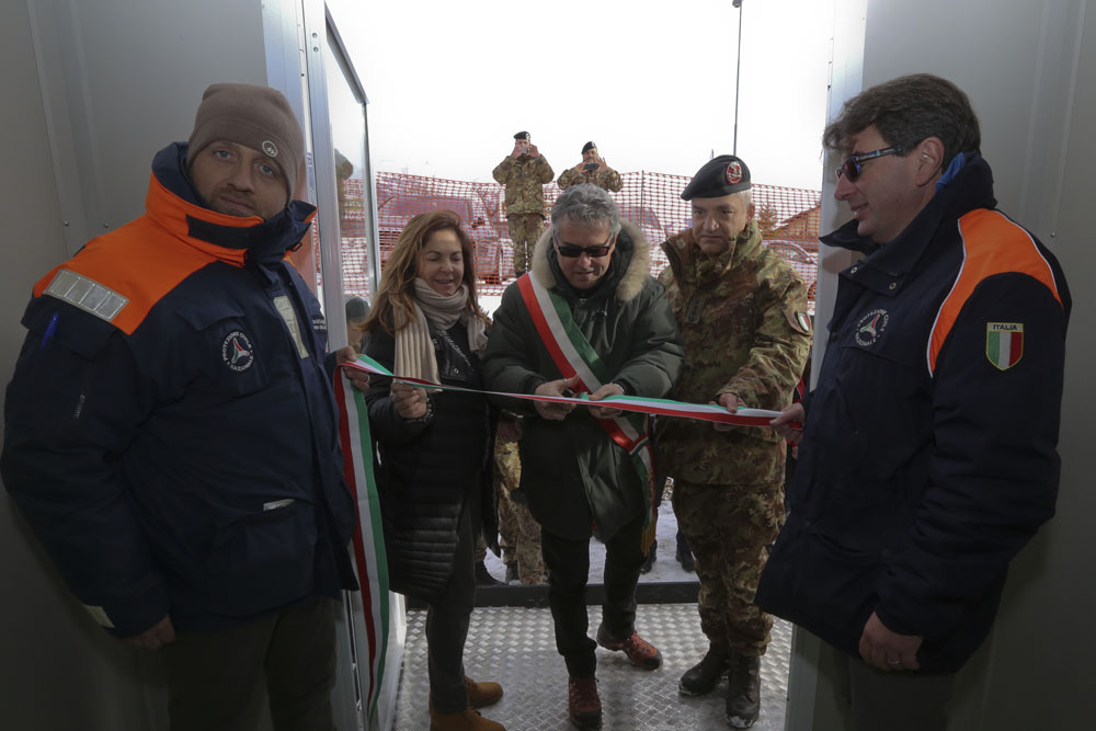 sismacentroitalia-consegna-container-norcia-taglio-del-nastro