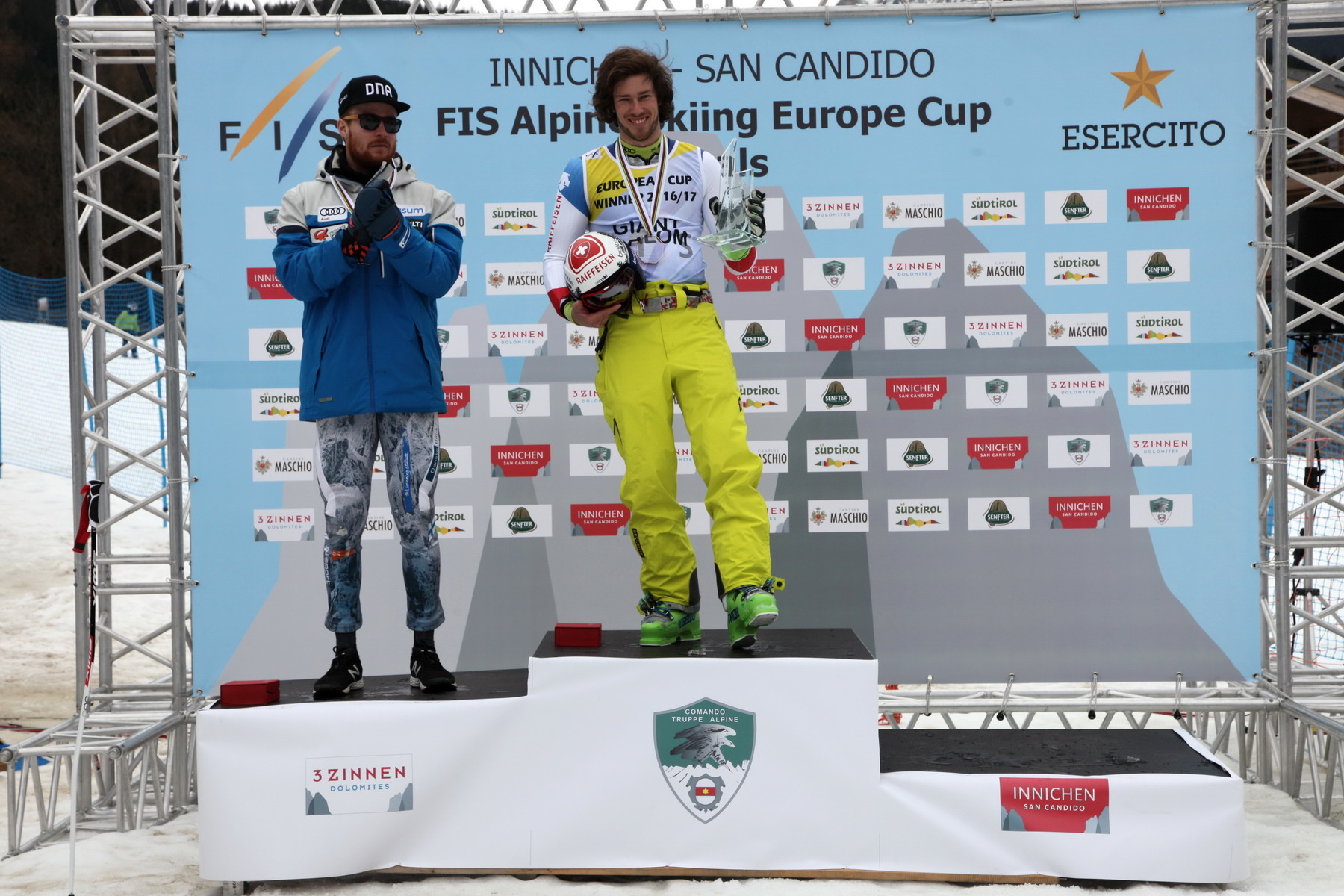 Elia Zurbriggen con la Coppa di specialità