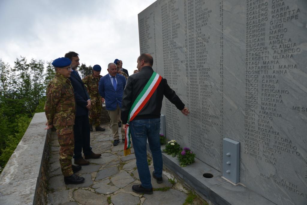 1.Lapide posizionata dall'Esercito con i nomi dei 560 morti nell'eccidio di Sant'Anna