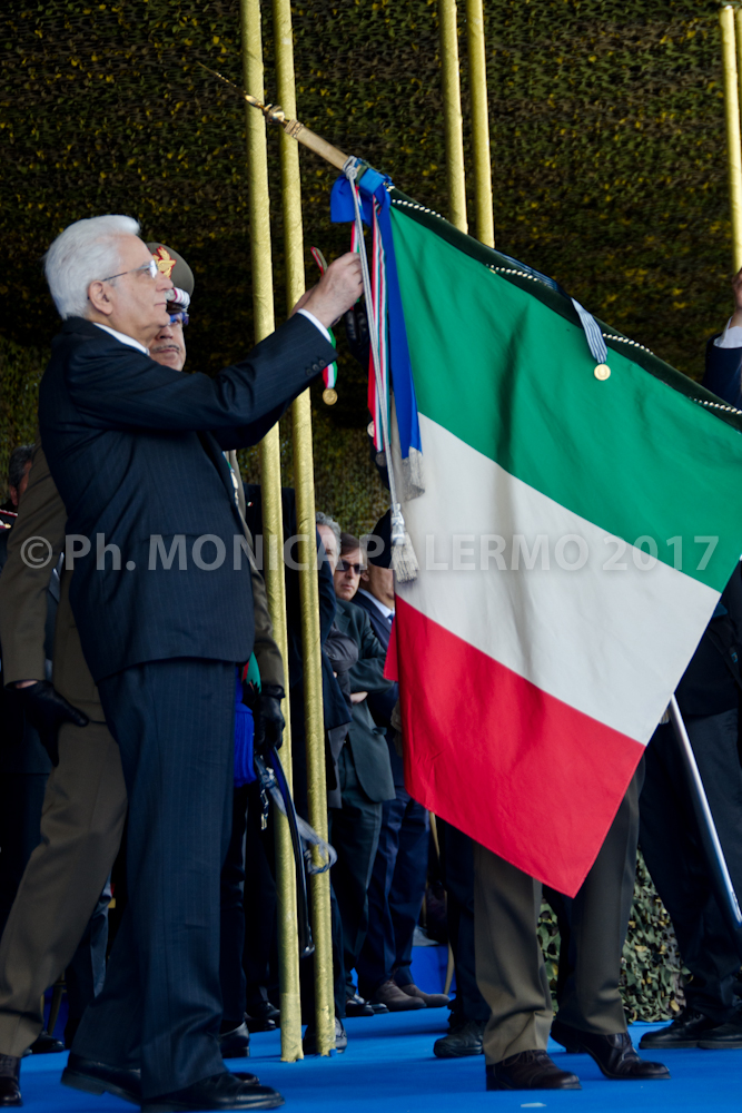 Presidente Mattarella conferisce medaglia d’oro al valor civile alla bandiera di guerra dell’Esercito Italiano