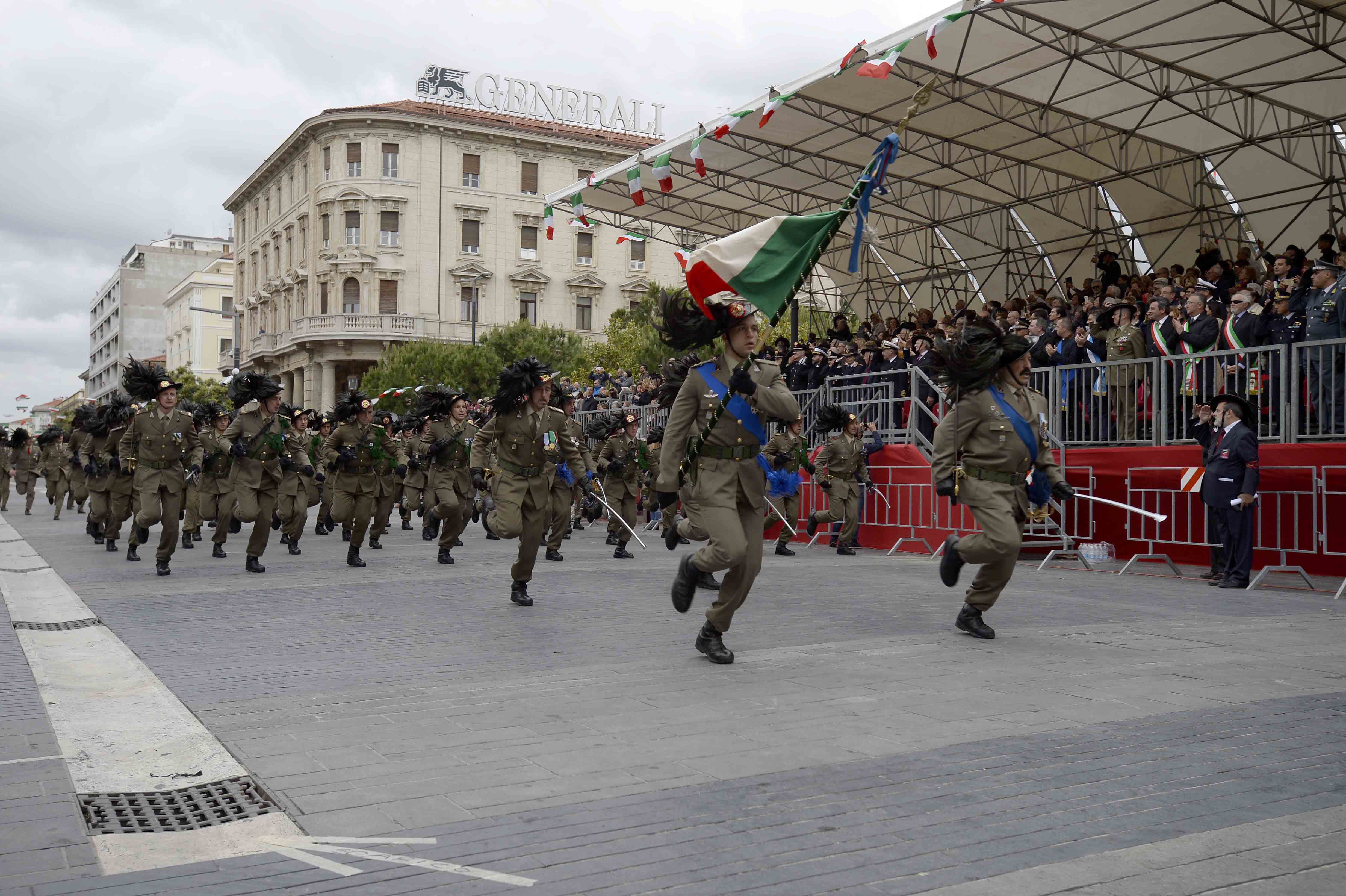 bandiera_di_guerra_e_compagnia_del_7°_Rgt_bersaglieri