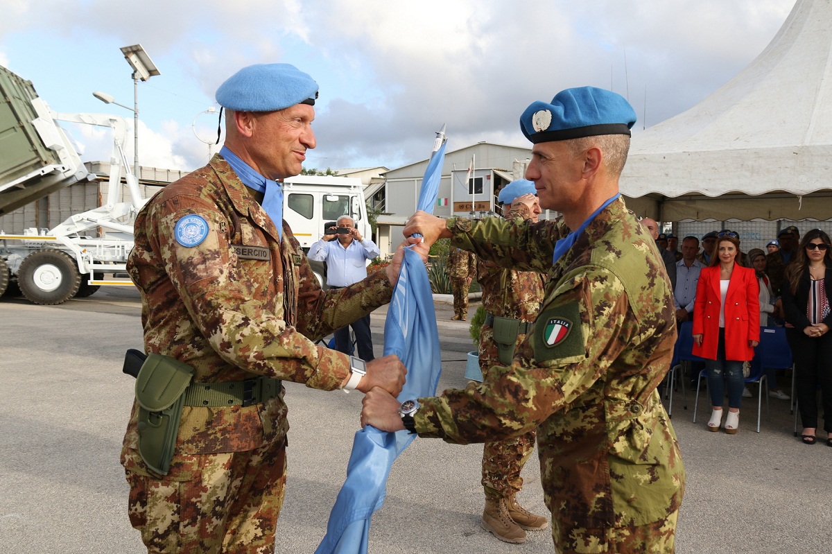 Il Col. Saitta riceve la bandiera dell'ONU dal Gen.B. Olla