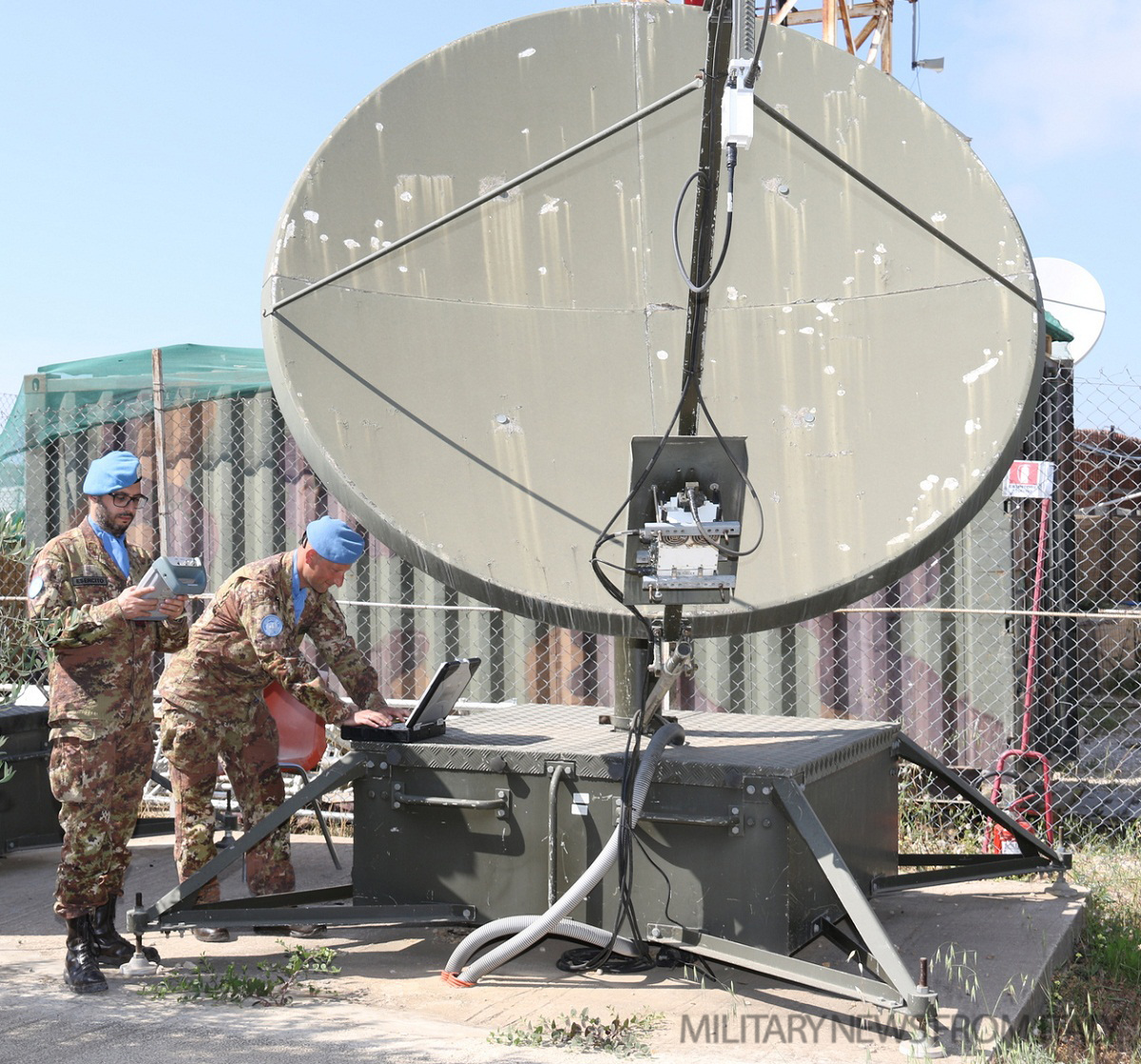 Sistemi di collegamento del Contingente Italiano con i Comandi nazionali....jpg