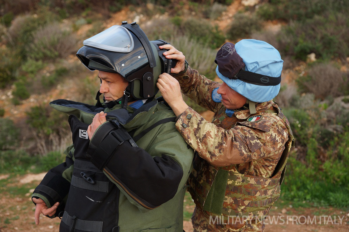 Sottufficiale del genio durante la vestizione dell'equipaggiamento.jpg