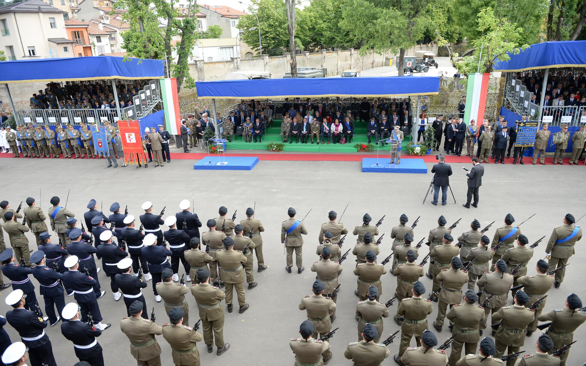 Tribune e reparti schierati durante la cerimonia