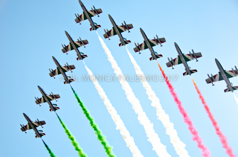 Parata del 2 giugno, il sorvolo delle frecce tricolori (photoreportage)