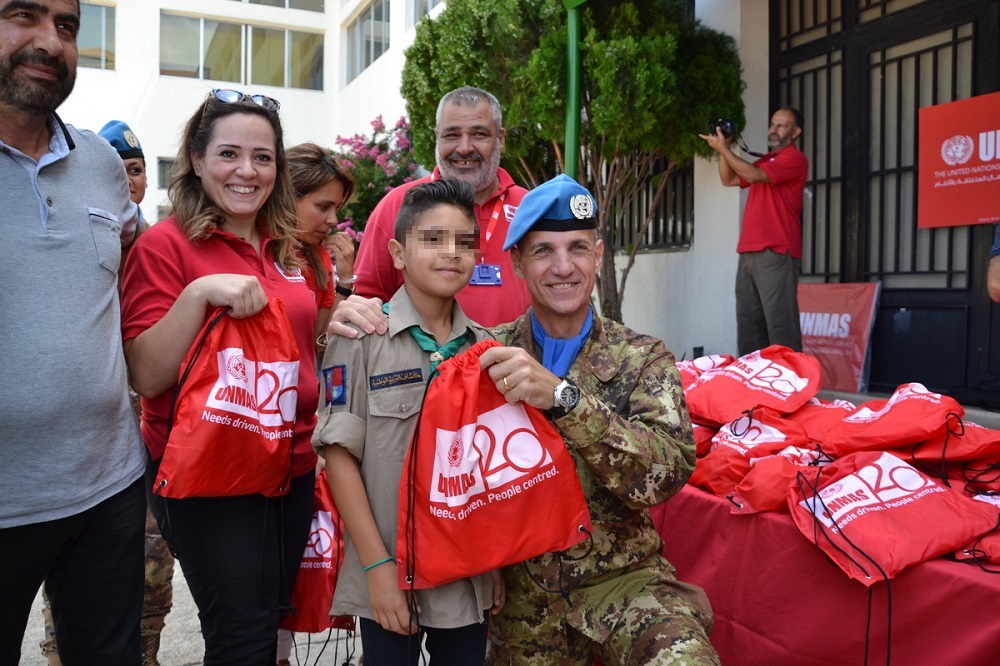 Distribuzione di alcuni gadget ai giovani partecipanti