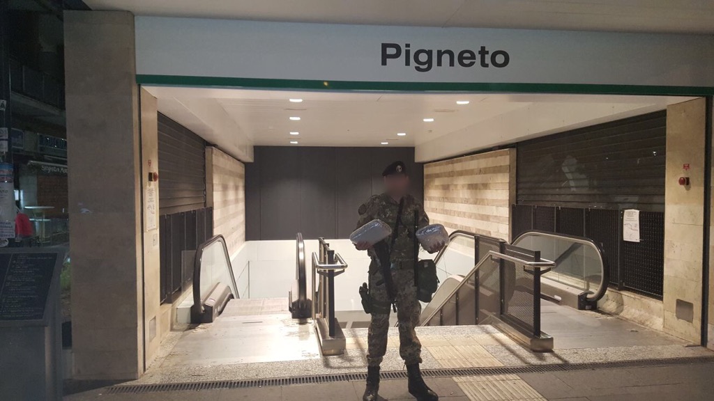 Intervento tempestivo dei militari dell’esercito nella metropolitana di Roma, rinvenuti due chili di&nbsp;marijuana