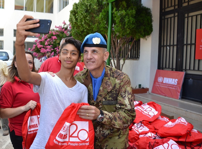 Selfie di un giovane studente con il Comandante del contingente italiano_
