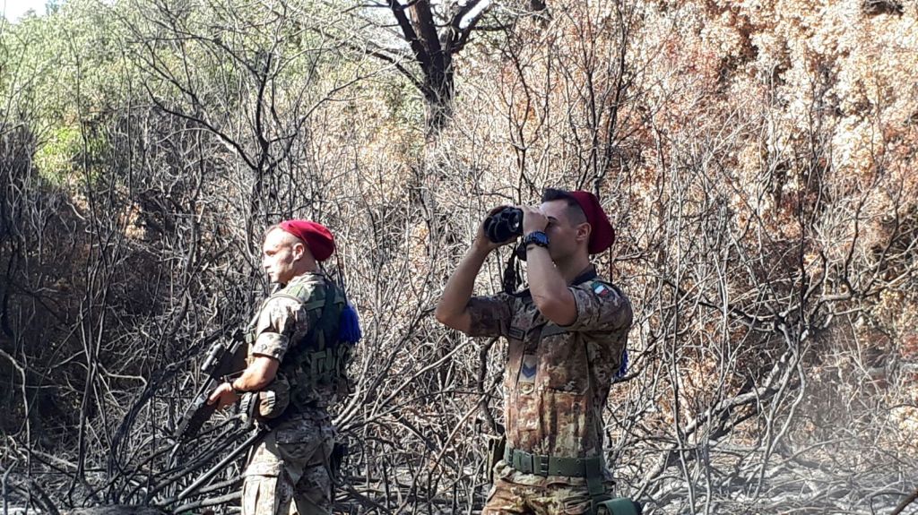 Roma: bersaglieri del 7° reggimento di Altamura pattugliano la pineta di Castel&nbsp;Fusano