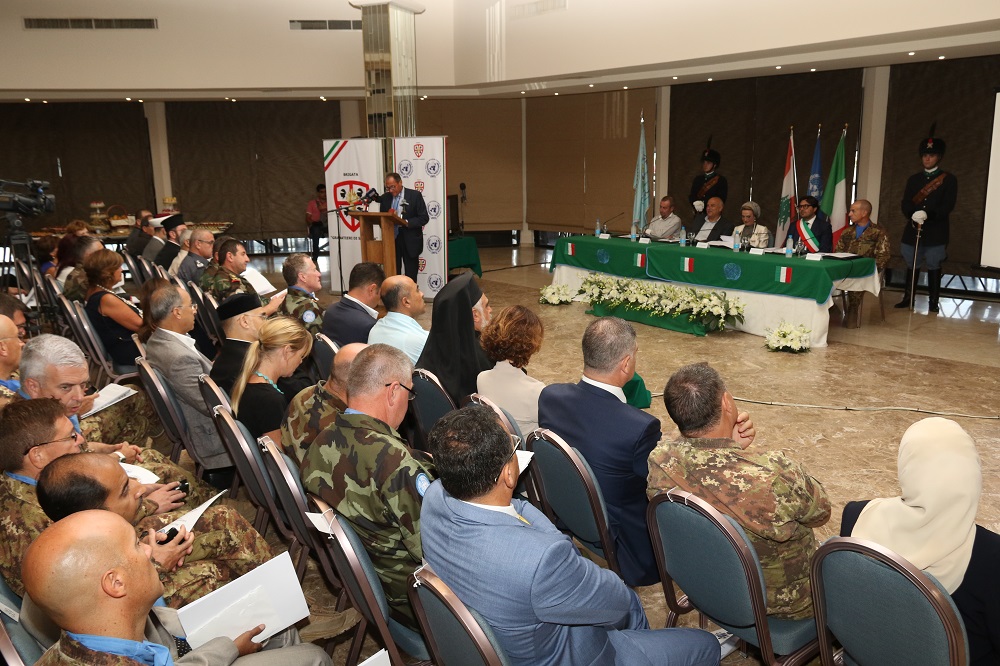 Il Dottor Bartoloni durante la sua presentazione sul confronto dei reperti archeologici italiani e libanesi