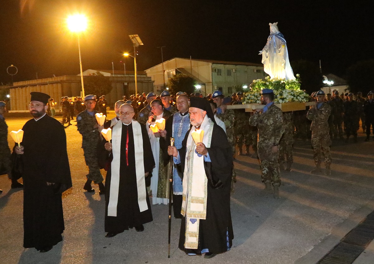 Processione di autorità religiose e peacekeepers di UNIFIL Sector West