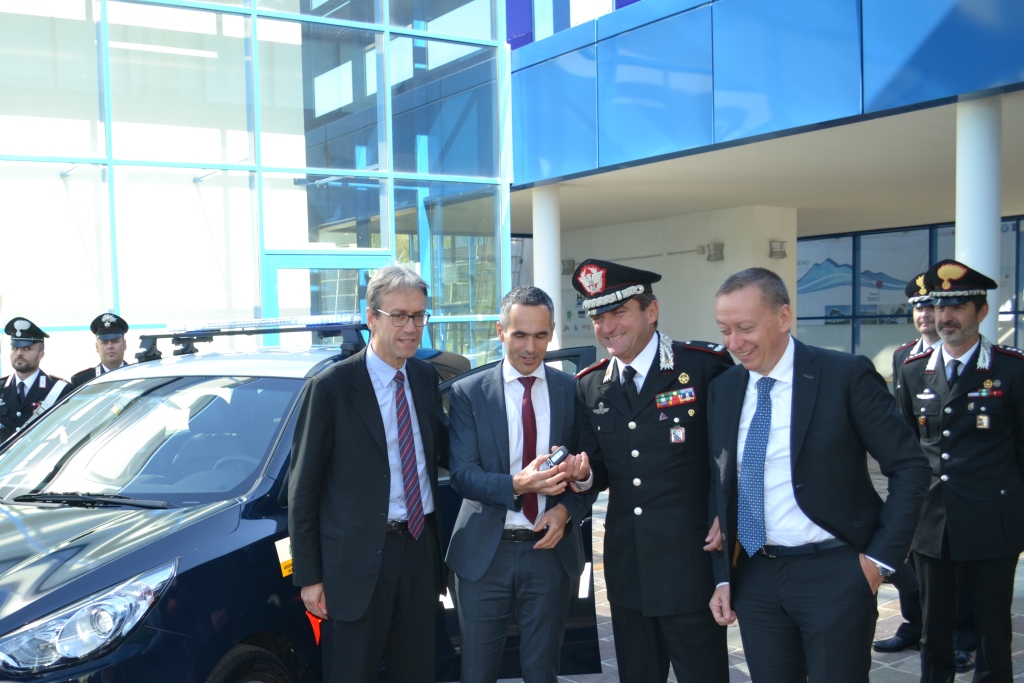 20170921 LA CONSEGNA DELLE CHIAVI DEL VEICOLO AD IDROGENO AL GENERALE MENNITTI