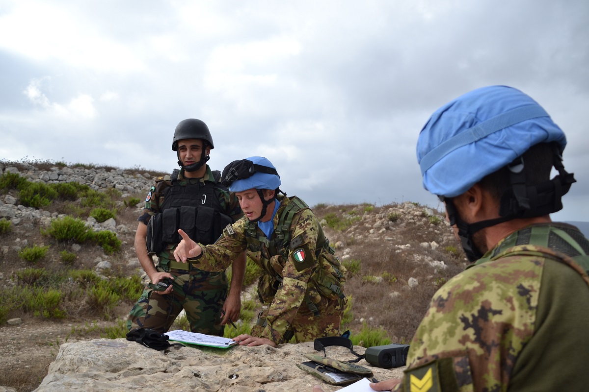 Gli istruttori di Osservazione del Fuoco spiegano l'esercizio da effettuare