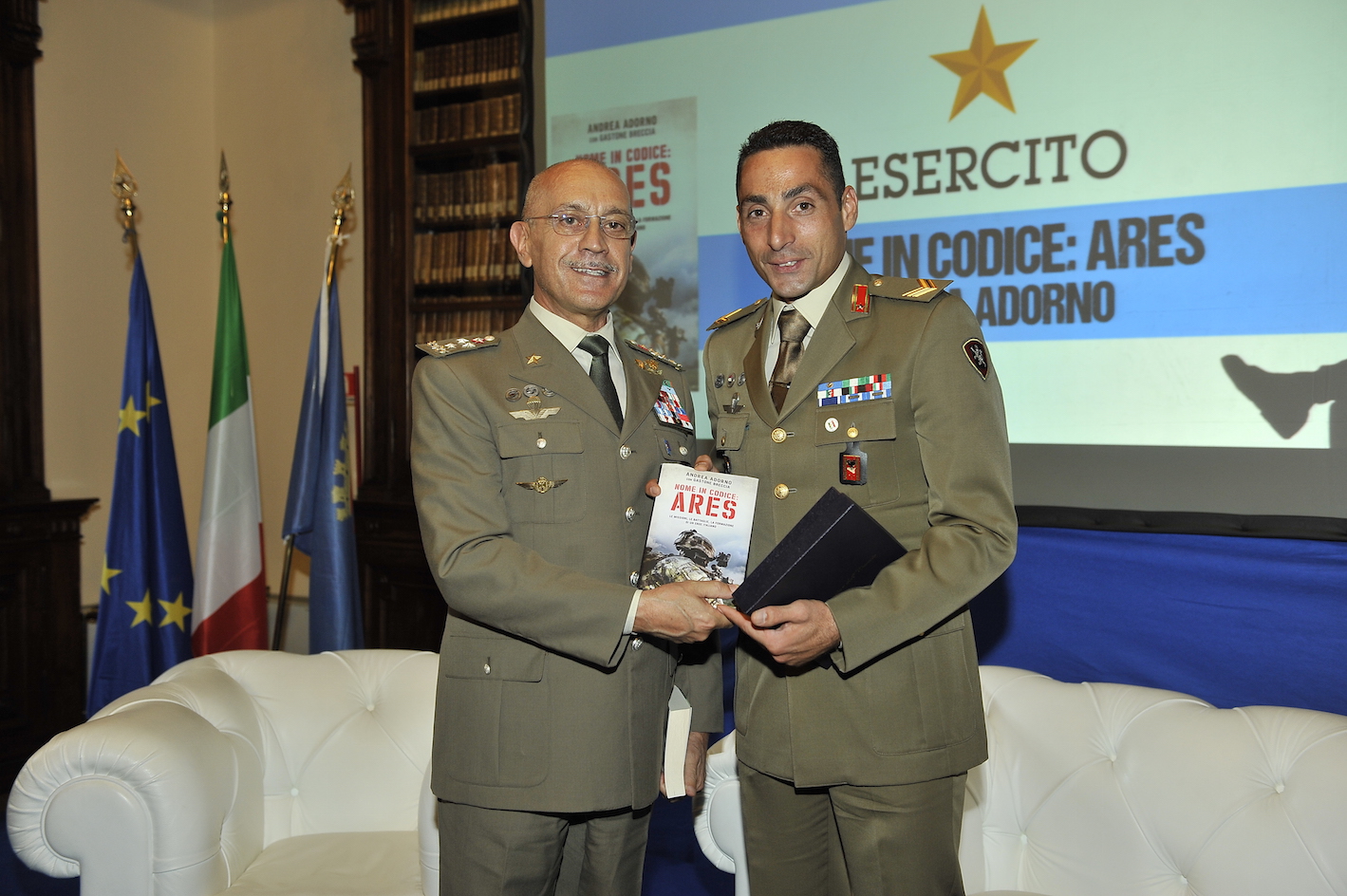 Il Sergente Adorno consegna copia del suo libro al Generale Errico