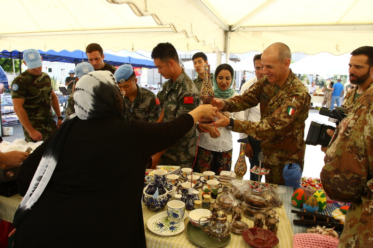 Libano - i militari italiani celebrano la giornata internazionale della pace con la popolazione locale (6)