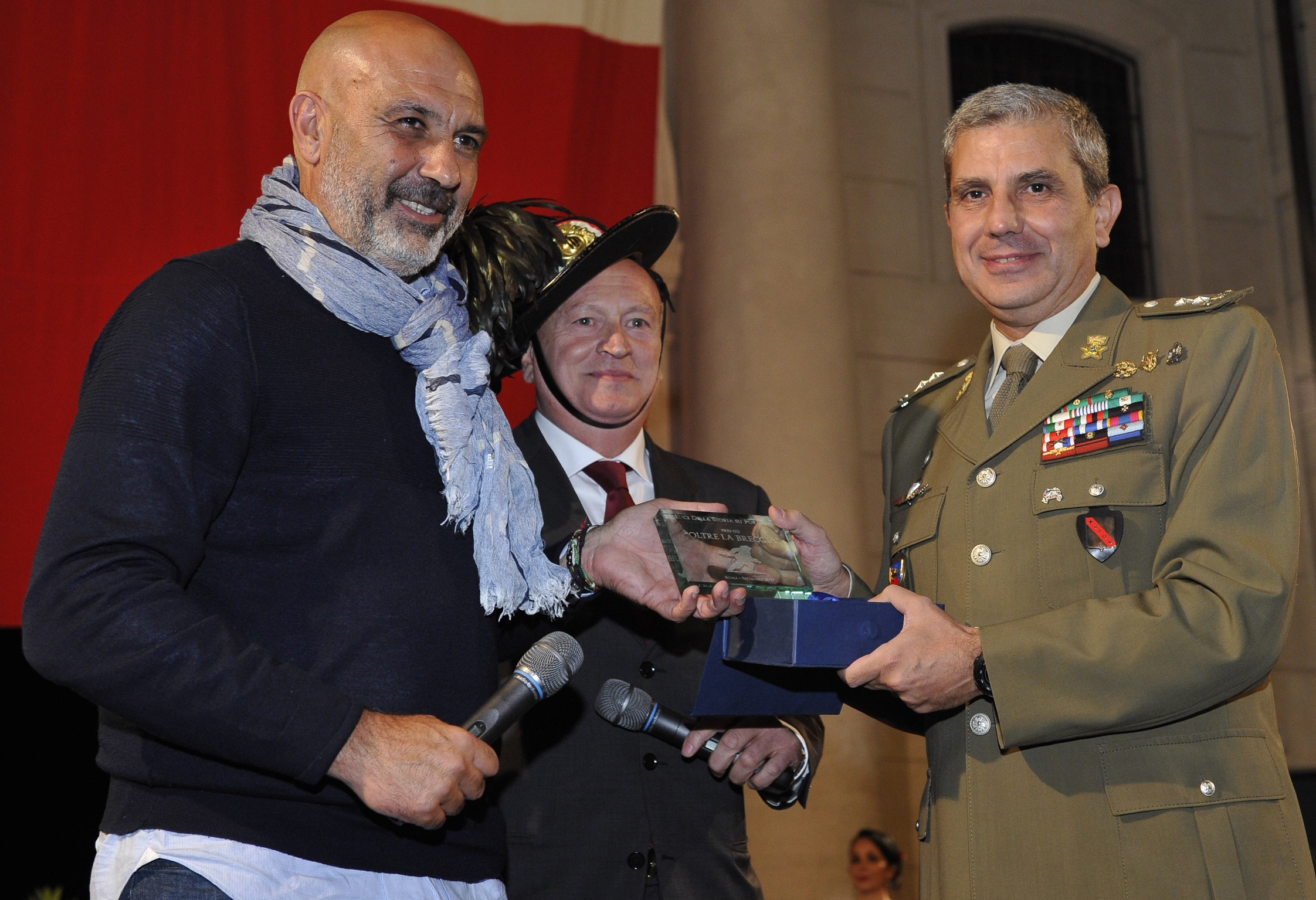 ok_Foto 1 - Il Vice Comandante del Comando Miliatre della Capitale consegna il premio al Sindaco di Amatrice